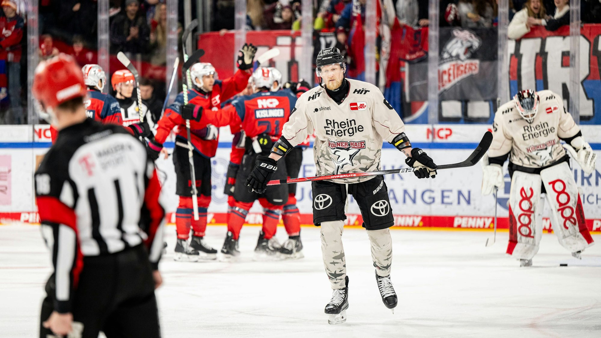 Der Kölner Stanislav Dietz schleicht vom Eis in Nürnberg.