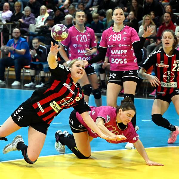 21.01.2024,Handball-Bayer Leverkusen-Metzingen
links: Annika Ingenpaß (Bayer)
rechts: Mariana Lopes (Bayer)
Foto: Uli Herhaus
