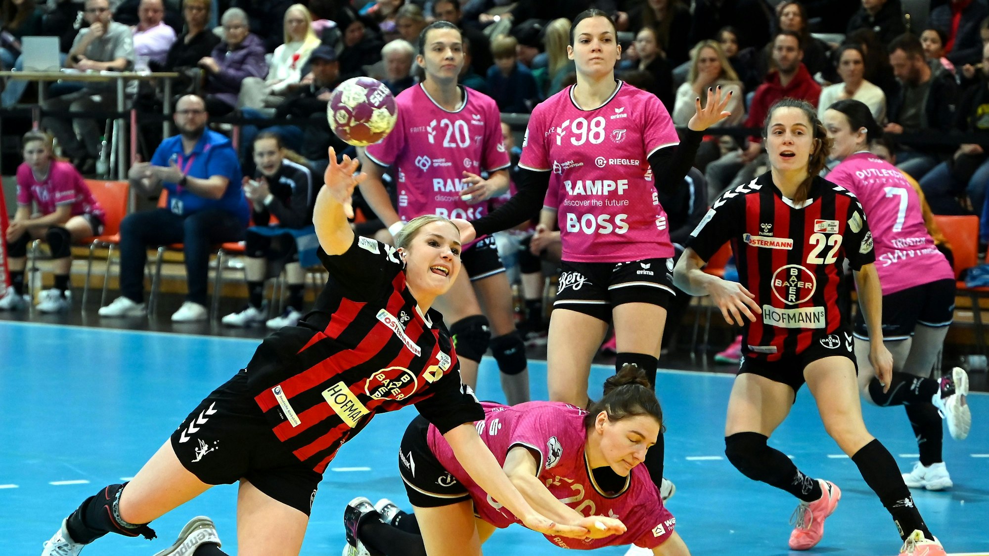 21.01.2024,Handball-Bayer Leverkusen-Metzingen
links: Annika Ingenpaß (Bayer)
rechts: Mariana Lopes (Bayer)
Foto: Uli Herhaus