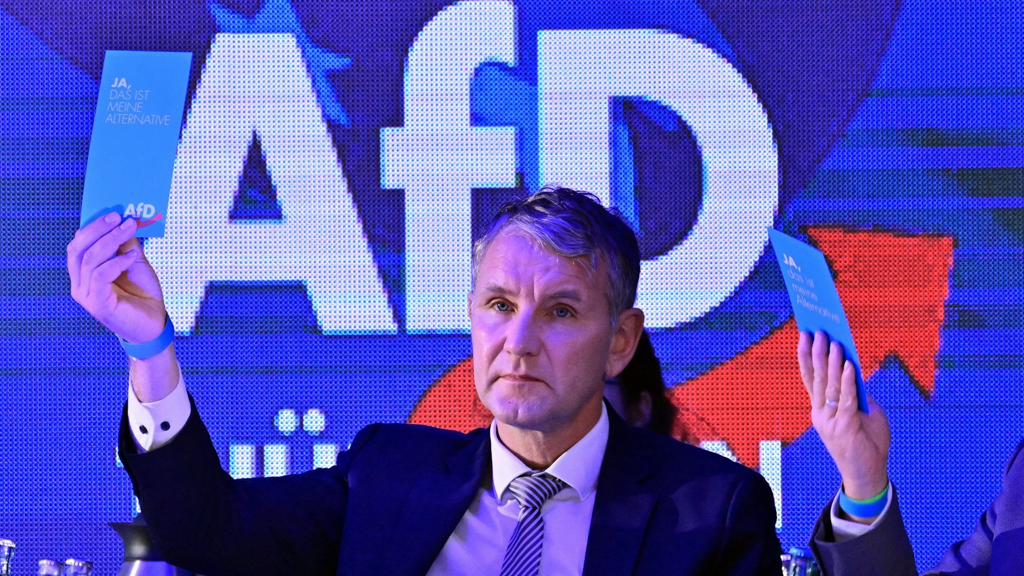 Björn Höcke, AfD-Landeschef, sitzt im Saal des Hotel Pfiffelburg während des Landesparteitags der AfD.