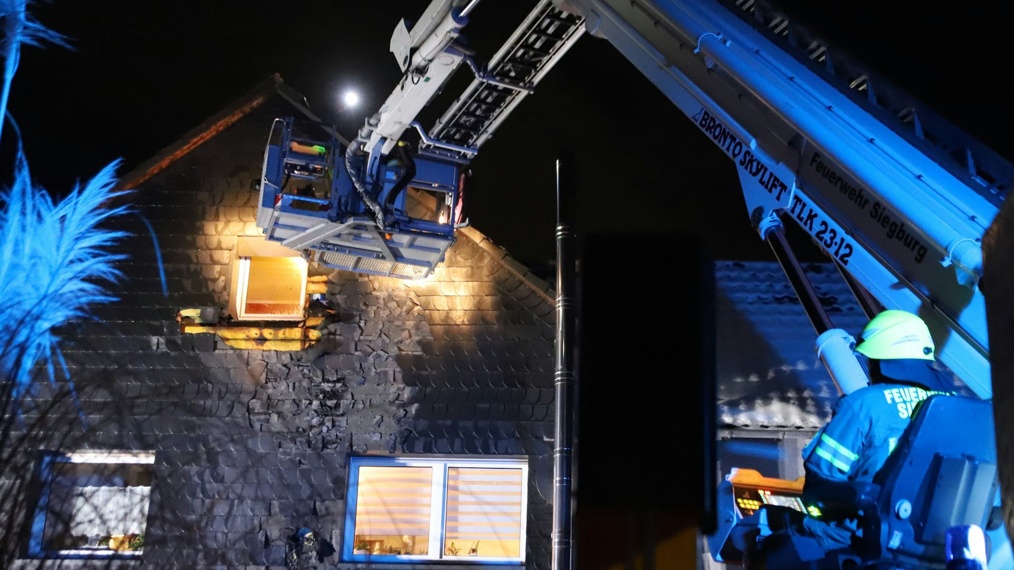 Nach einem Mülltonnenbrand zog das Feuer hinter die Schieferverkleidung eines Hauses am Holunderweg in Siegburg-Kaldauen.