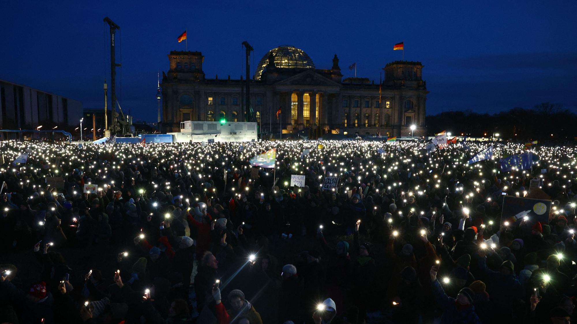 Protestwochenende in Deutschland: In Berlin gingen am Sonntag laut Veranstaltern rund 350.000 Menschen gegen die AfD auf die Straße. Bei Demonstrationen an Freitag, Samstag und Sonntag sollen Berechnungen zufolge mehr als eine Million Menschen protestiert haben.
