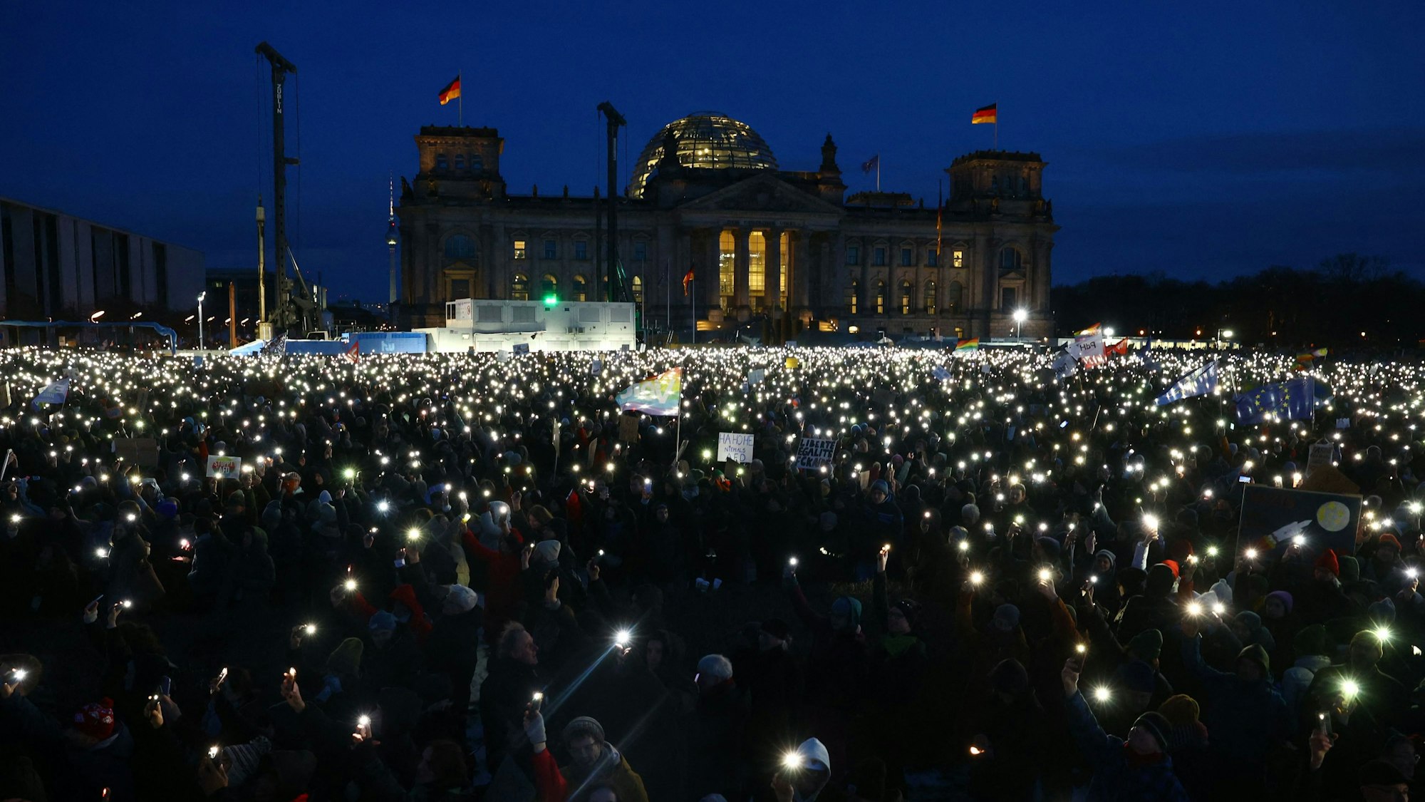 Protestwochenende in Deutschland: In Berlin gingen am Sonntag laut Veranstaltern rund 350.000 Menschen gegen die AfD auf die Straße. Bei Demonstrationen an Freitag, Samstag und Sonntag sollen Berechnungen zufolge mehr als eine Million Menschen protestiert haben.