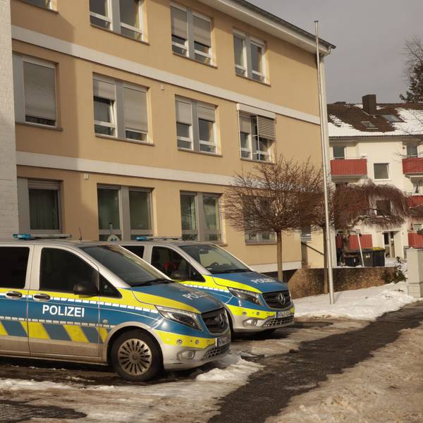 Zwei Streifenwagen vor der Polizeiwache in Brühl.
