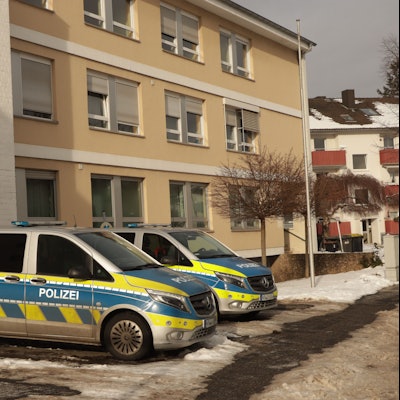 Zwei Streifenwagen vor der Polizeiwache in Brühl.