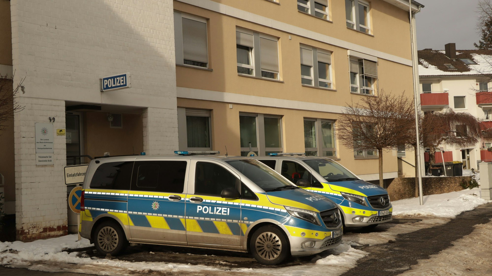 Zwei Streifenwagen vor der Polizeiwache in Brühl.