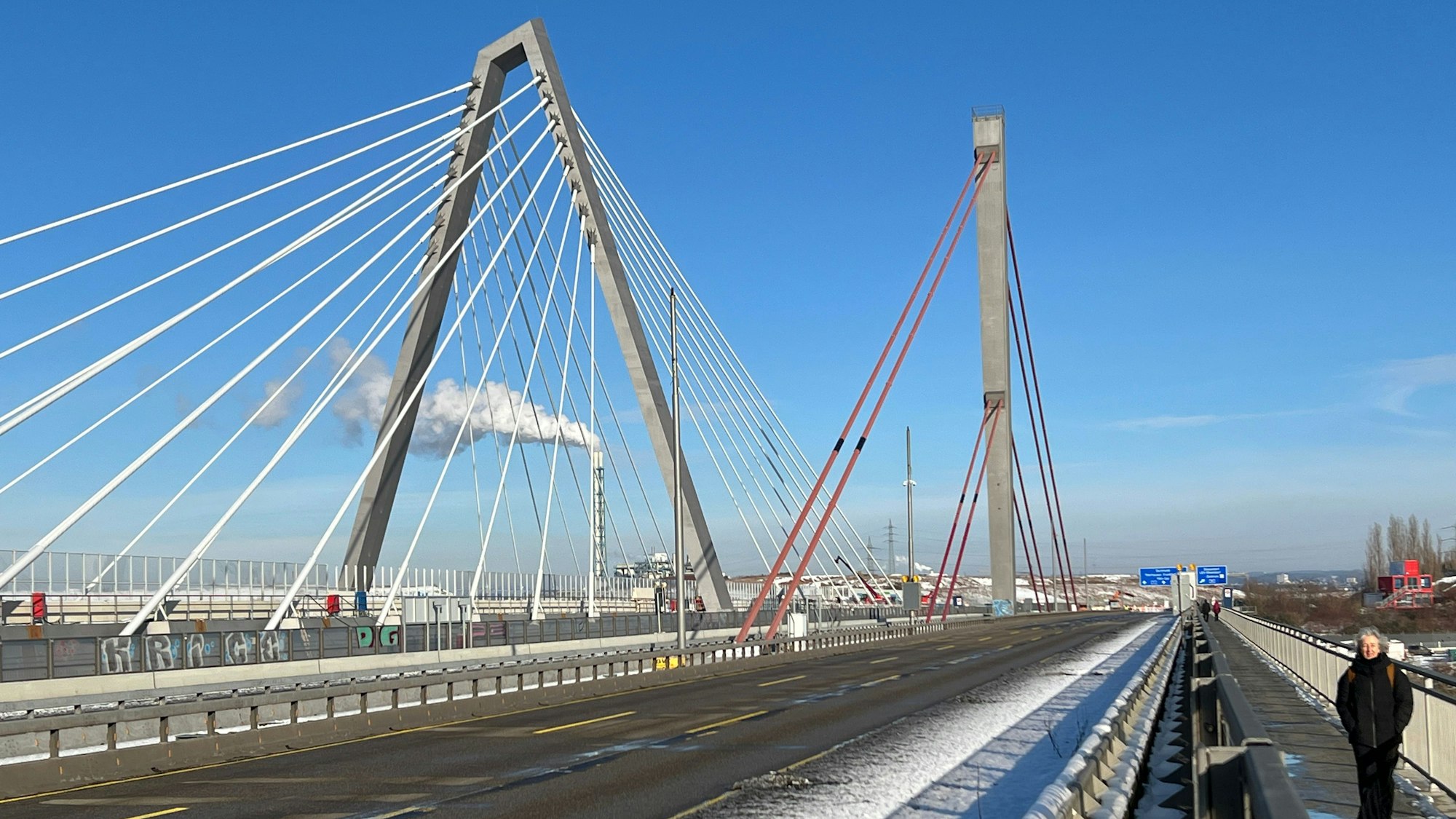 Die Leverkusener Brücke ohne Autos.