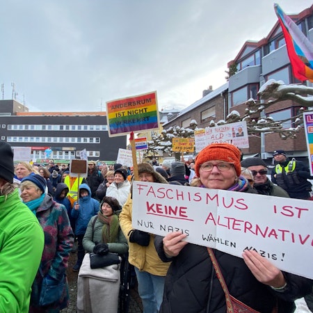 Der Alte Markt in Euskirchen ist gefüllt mit Demonstrierenden, die Banner, Schilder und Fahnen in die Höhe halten.