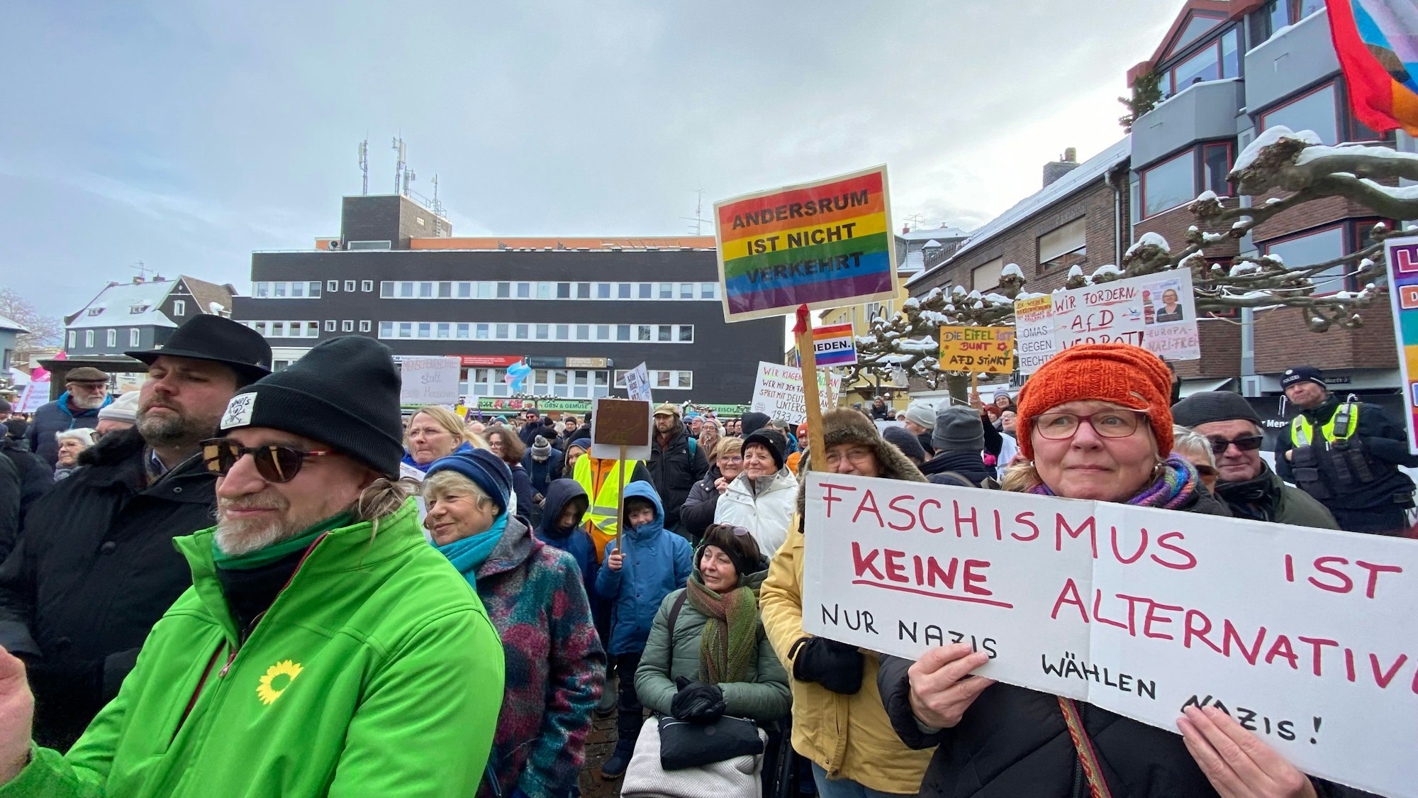 Der Alte Markt in Euskirchen ist gefüllt mit Demonstrierenden, die Banner, Schilder und Fahnen in die Höhe halten.