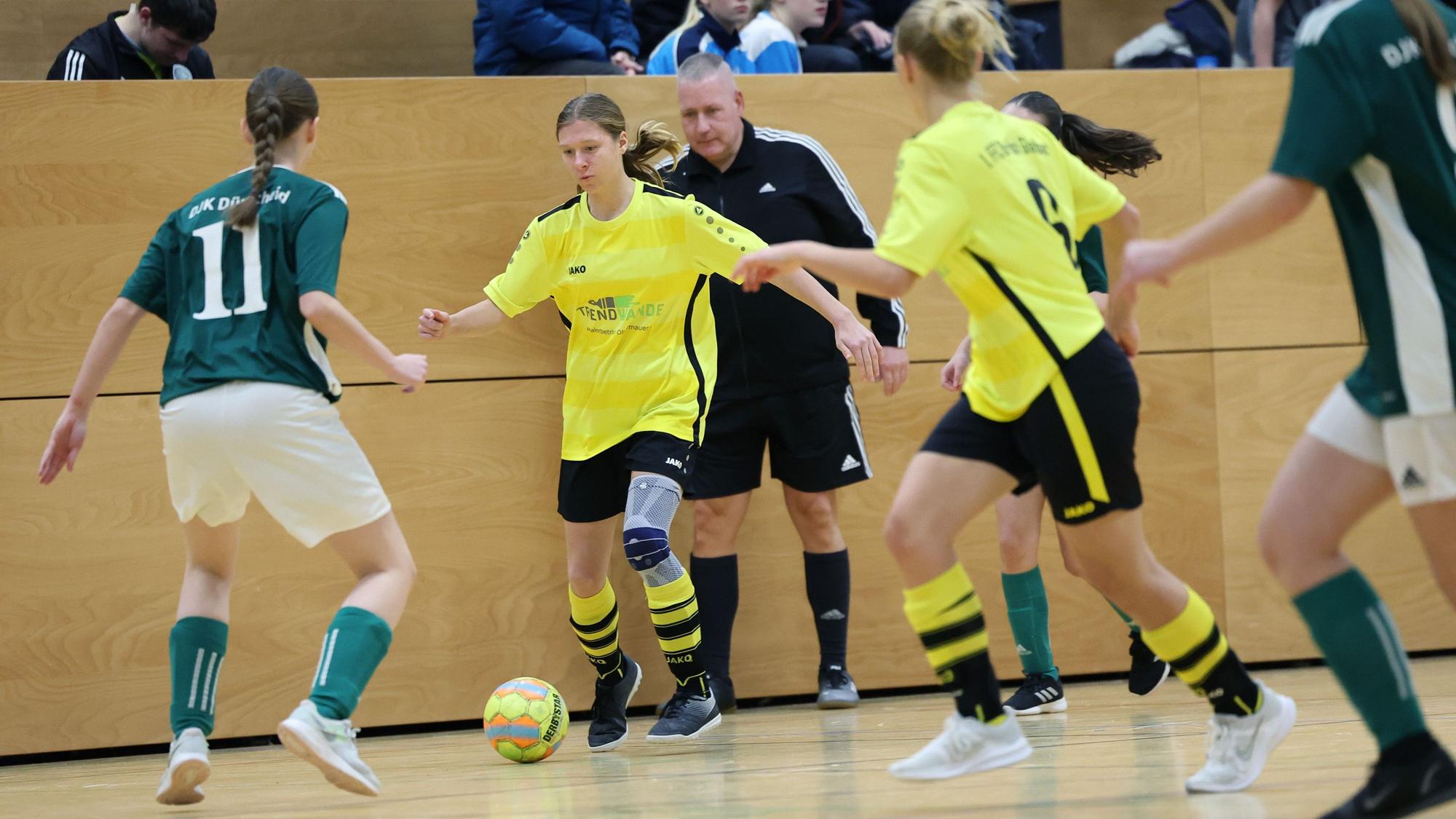 DIe Mädchen des 1. FFC Bergisch Gladbach spielen gegen die DJK Dürscheid