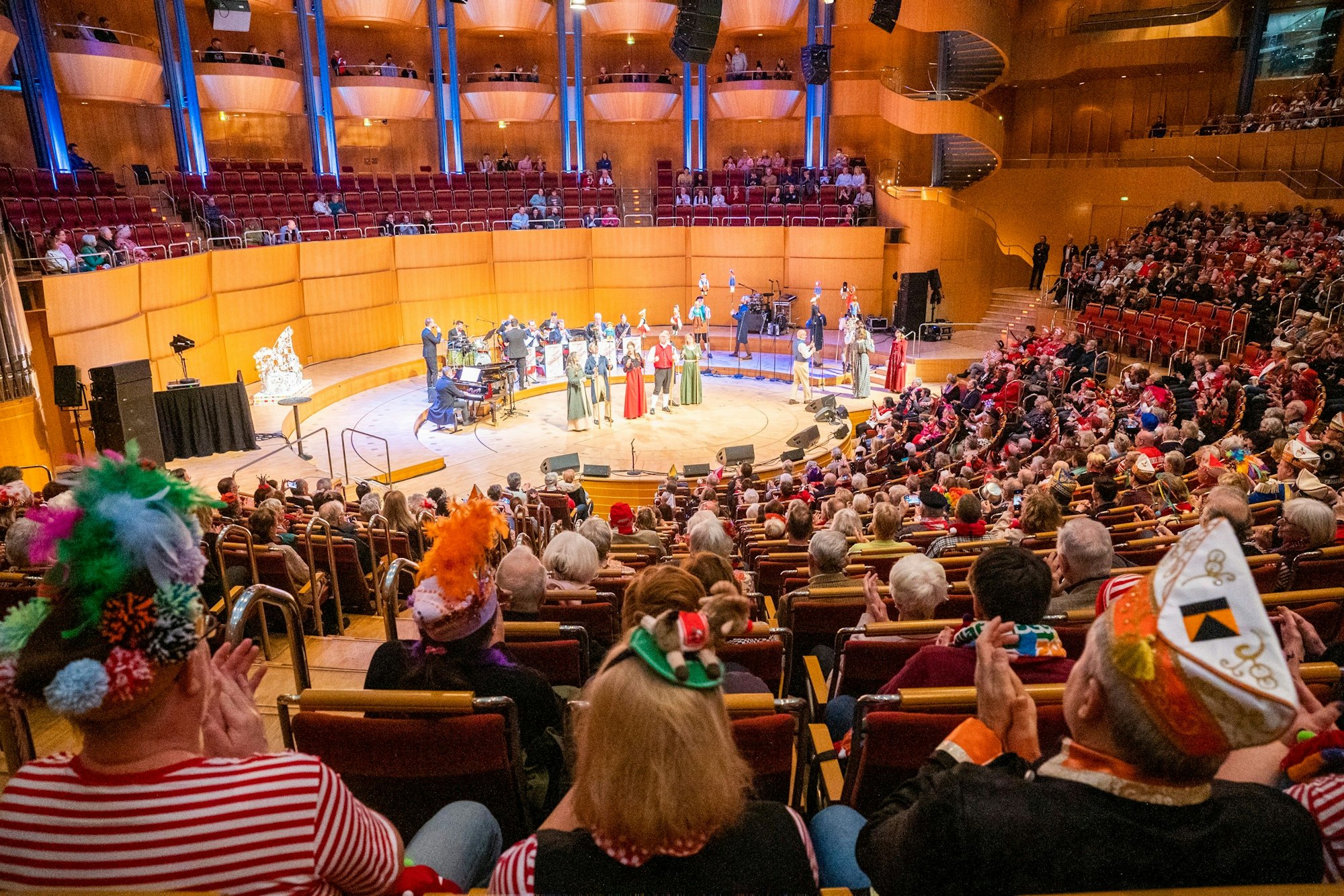 Karnevalisten in der Kölner Philharmonie.