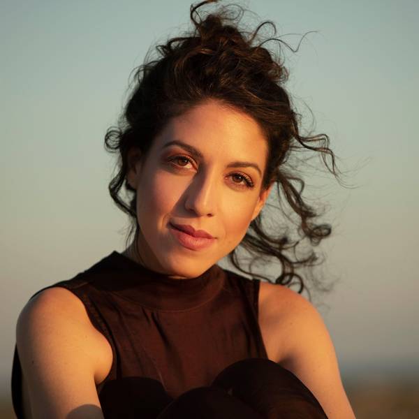 Die italienische Pianistin Beatrice Rana trägt ein schwarzes, ärmelloses Oberteil und schaut in die Kamera
