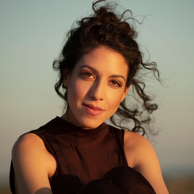 Die italienische Pianistin Beatrice Rana trägt ein schwarzes, ärmelloses Oberteil und schaut in die Kamera