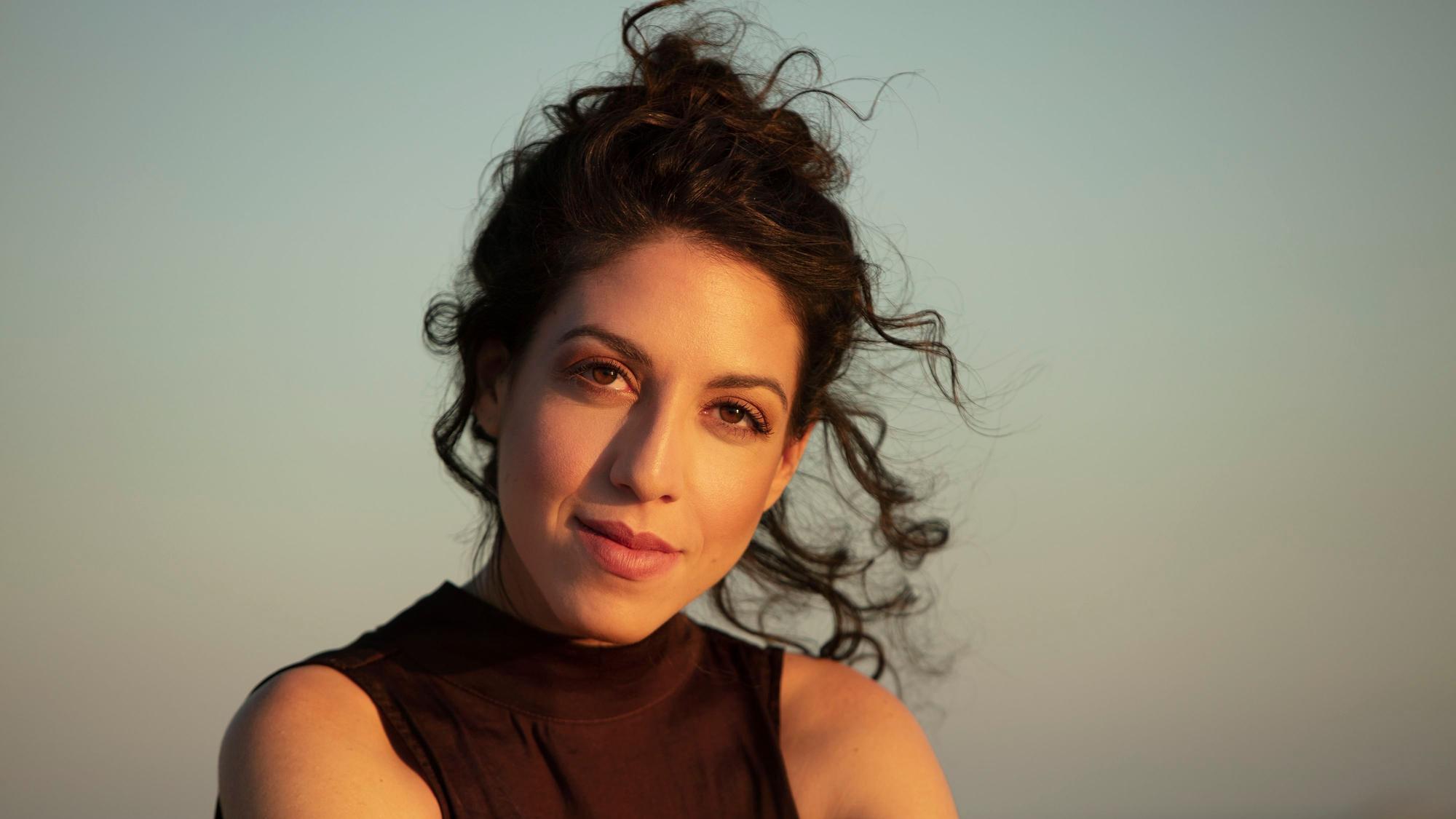 Die italienische Pianistin Beatrice Rana trägt ein schwarzes, ärmelloses Oberteil und schaut in die Kamera