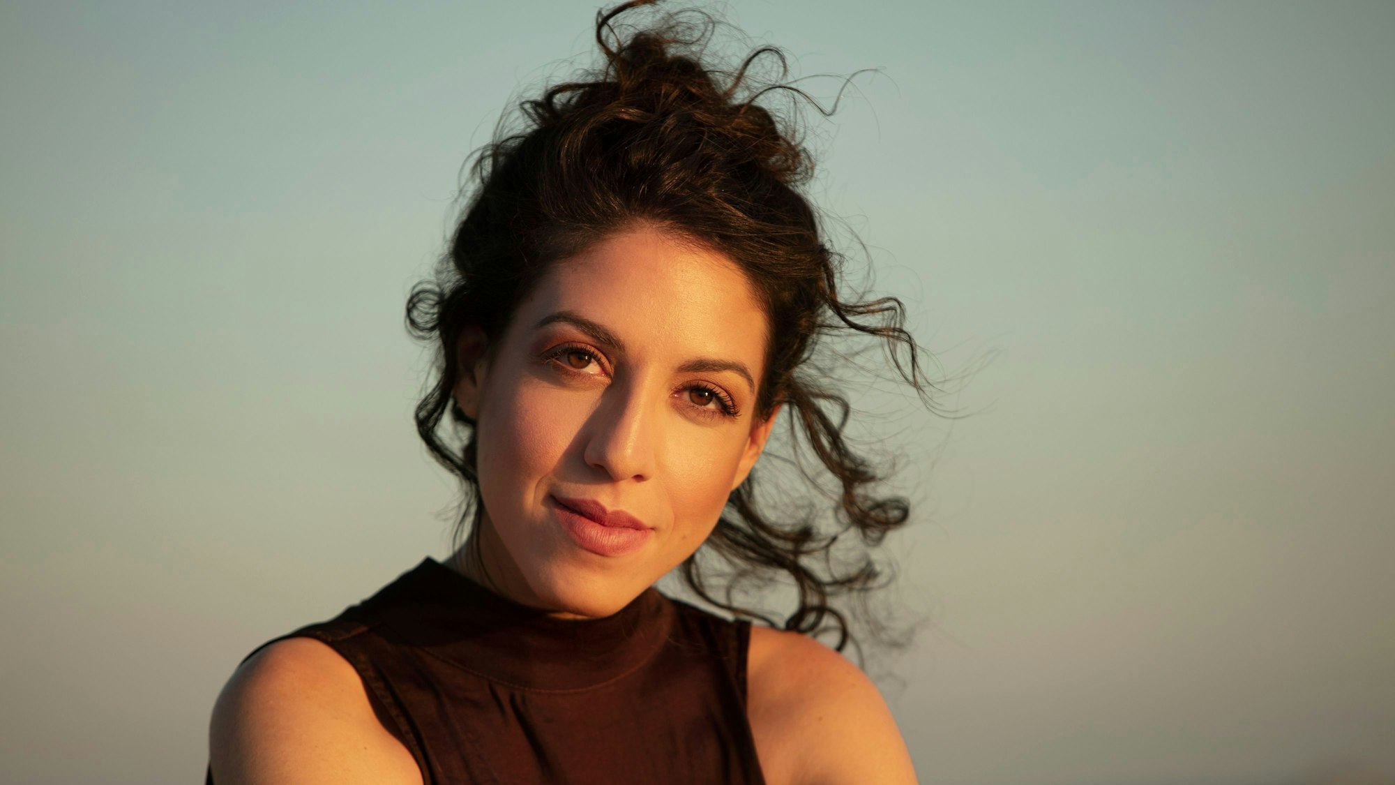 Die italienische Pianistin Beatrice Rana trägt ein schwarzes, ärmelloses Oberteil und schaut in die Kamera