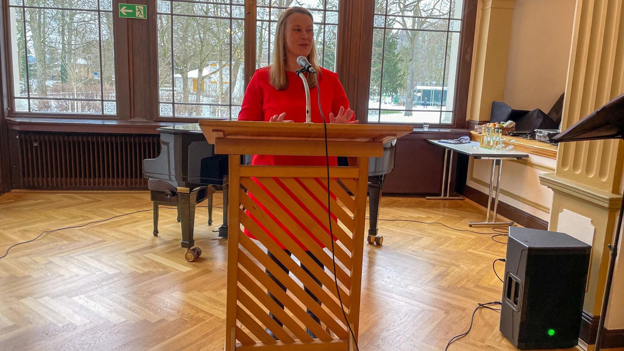 Miriam Viehmann hält eine Rede.