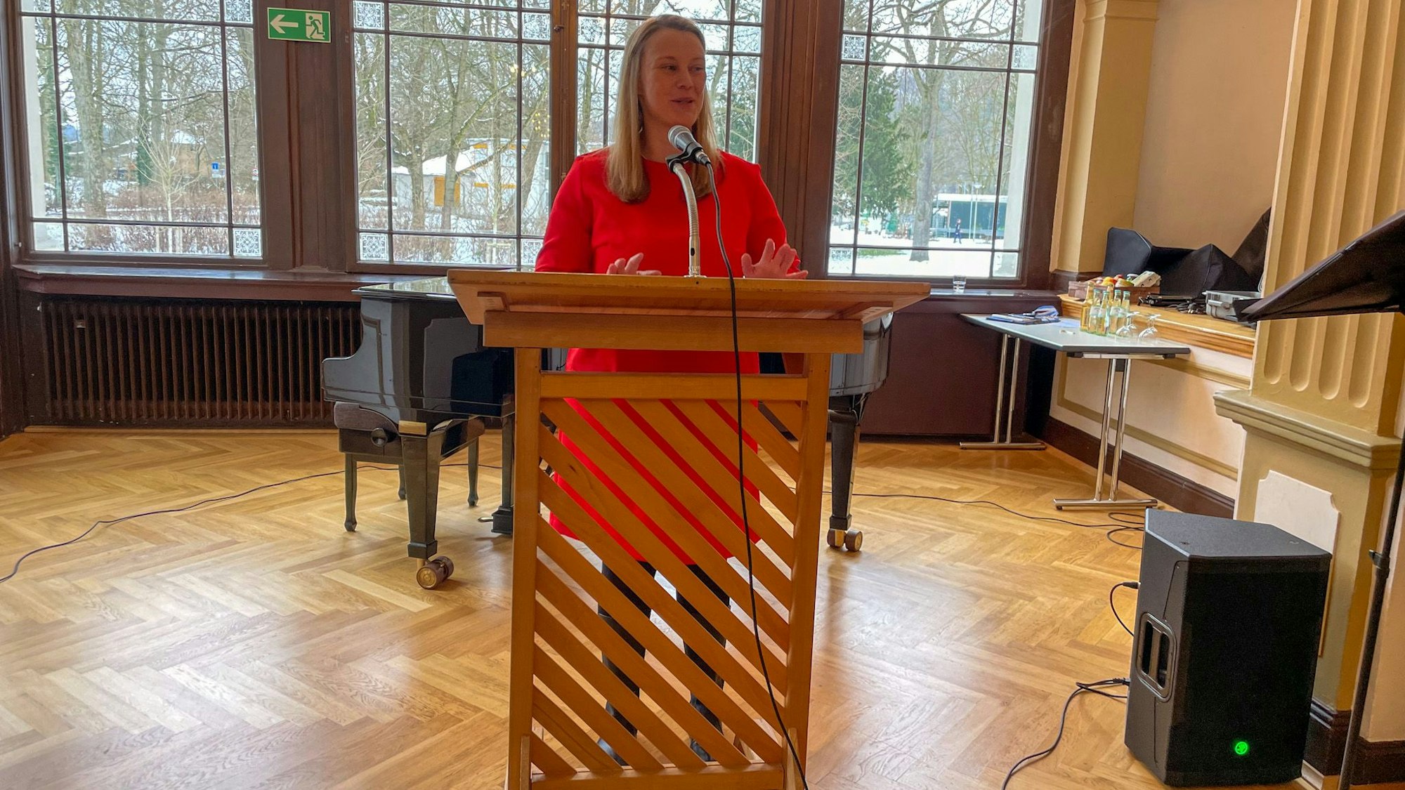 Miriam Viehmann hält eine Rede.