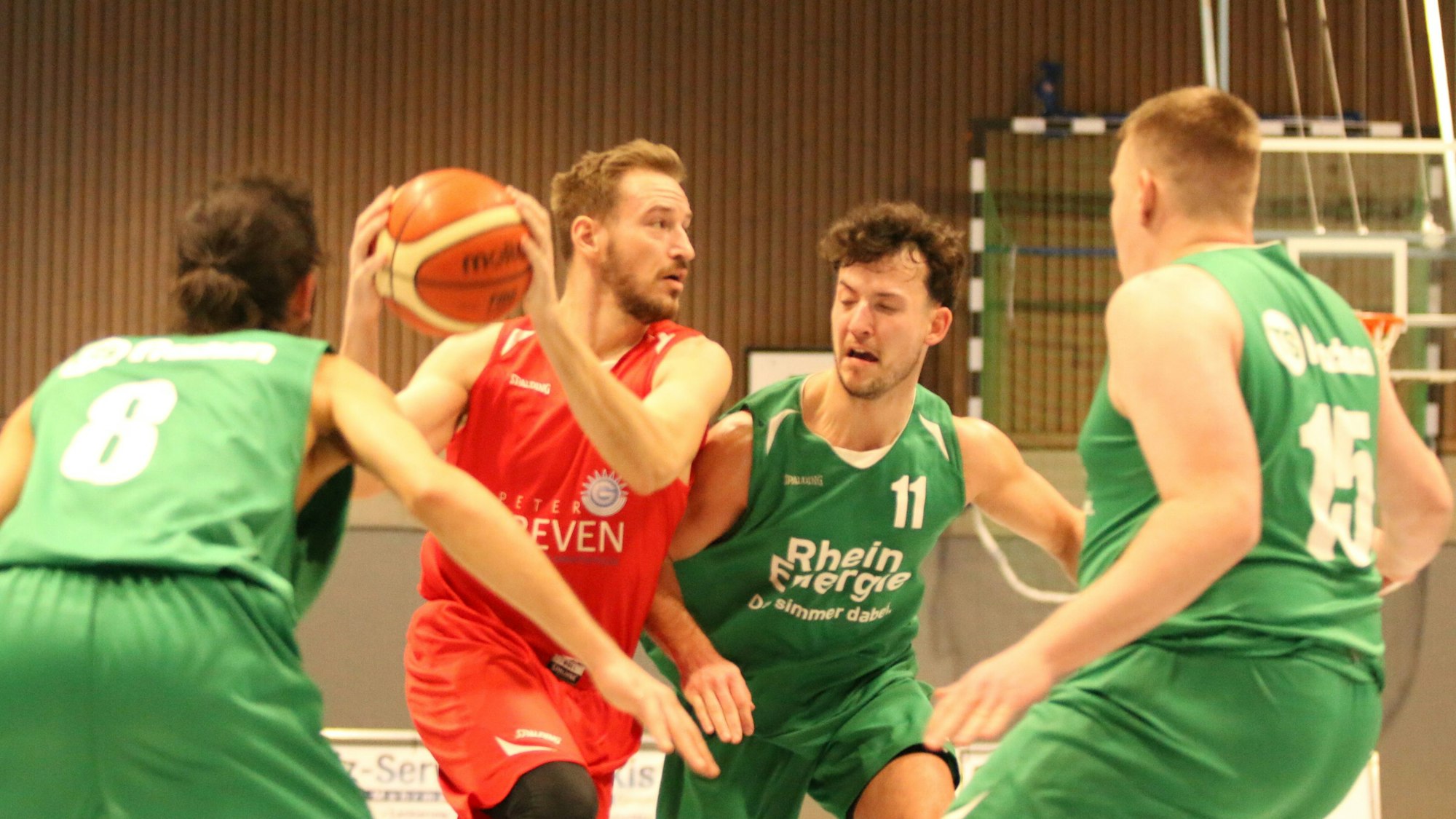 Jan Winkelnkemper mit dem Ball in der Hand inmitten von drei Gegenspielern.