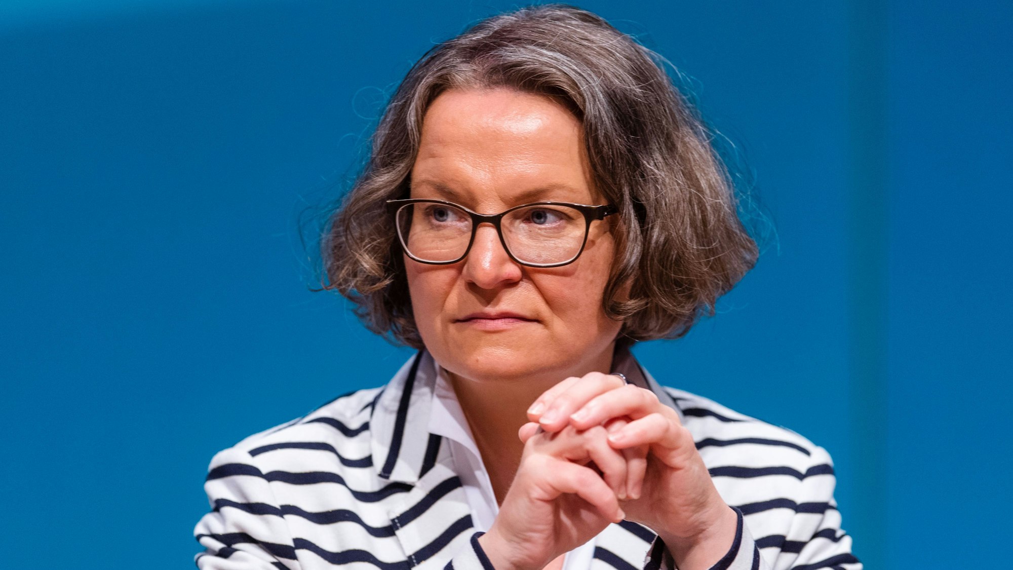 Ina Scharrenbach blickt beim einer Veranstaltung in die Runde.