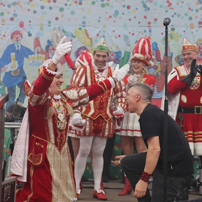 Das Dreigestirn auf der Bühne mit dem Kölner Sänger.