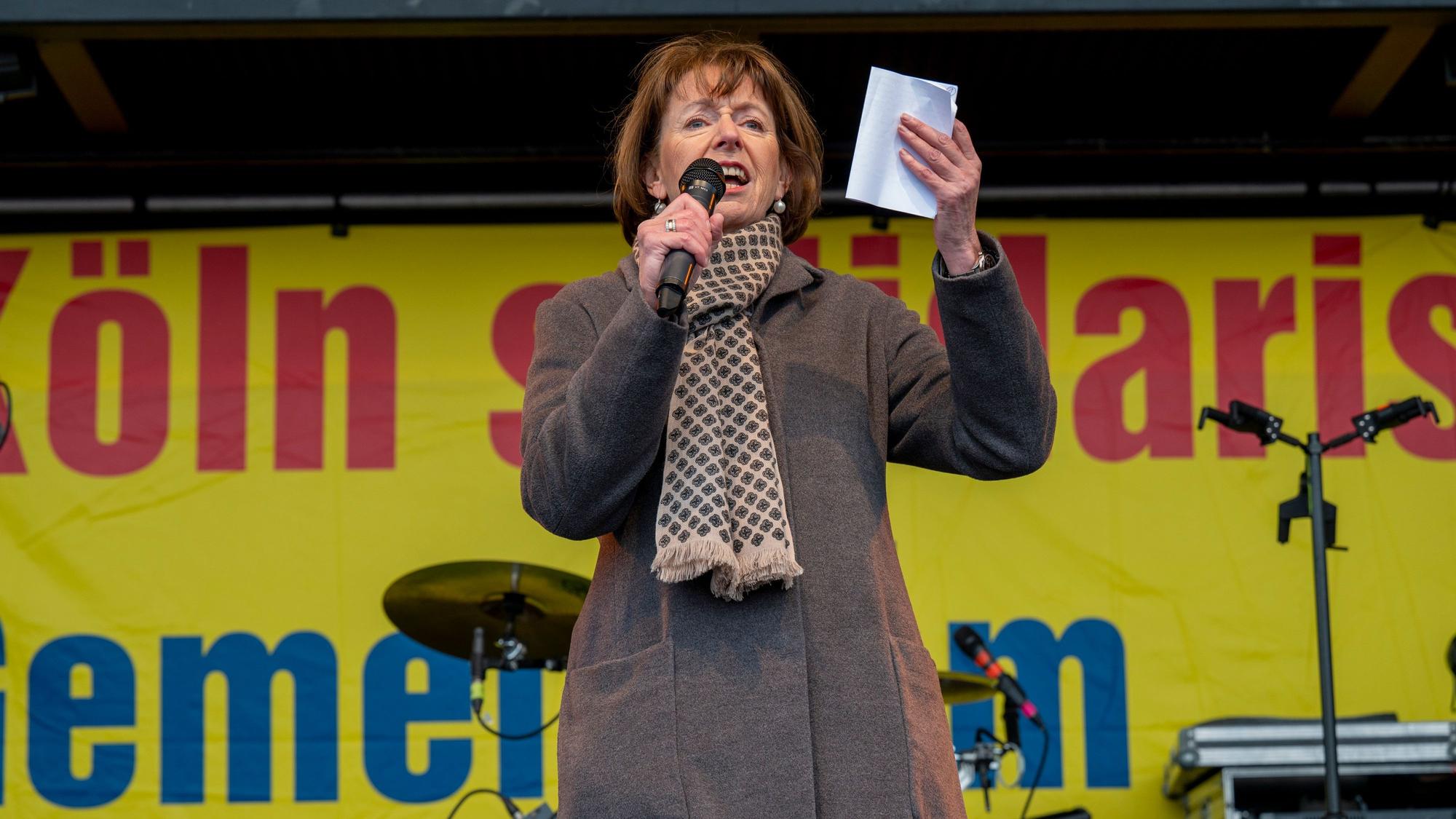 Oberbürgermeisterin Henriette Reker spricht auf der Kölner Großdemo gegen Rechtsextremismus.