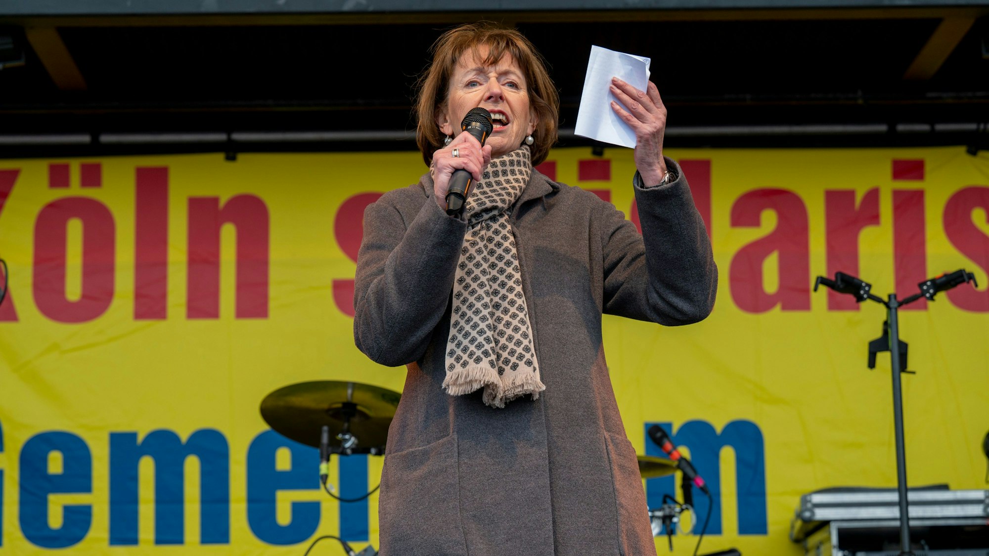 Oberbürgermeisterin Henriette Reker spricht auf der Kölner Großdemo gegen Rechtsextremismus.