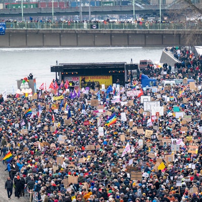 Großdemo gegen Rechts auf der Deutzer Werft. Zehntausende demonstrieren gegen Nazis und die AFD.