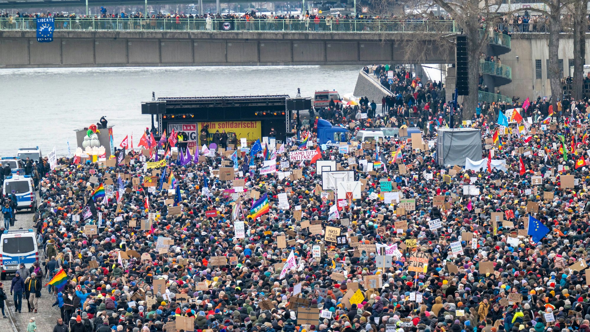 Großdemo gegen Rechts auf der Deutzer Werft. Zehntausende demonstrieren gegen Nazis und die AFD.