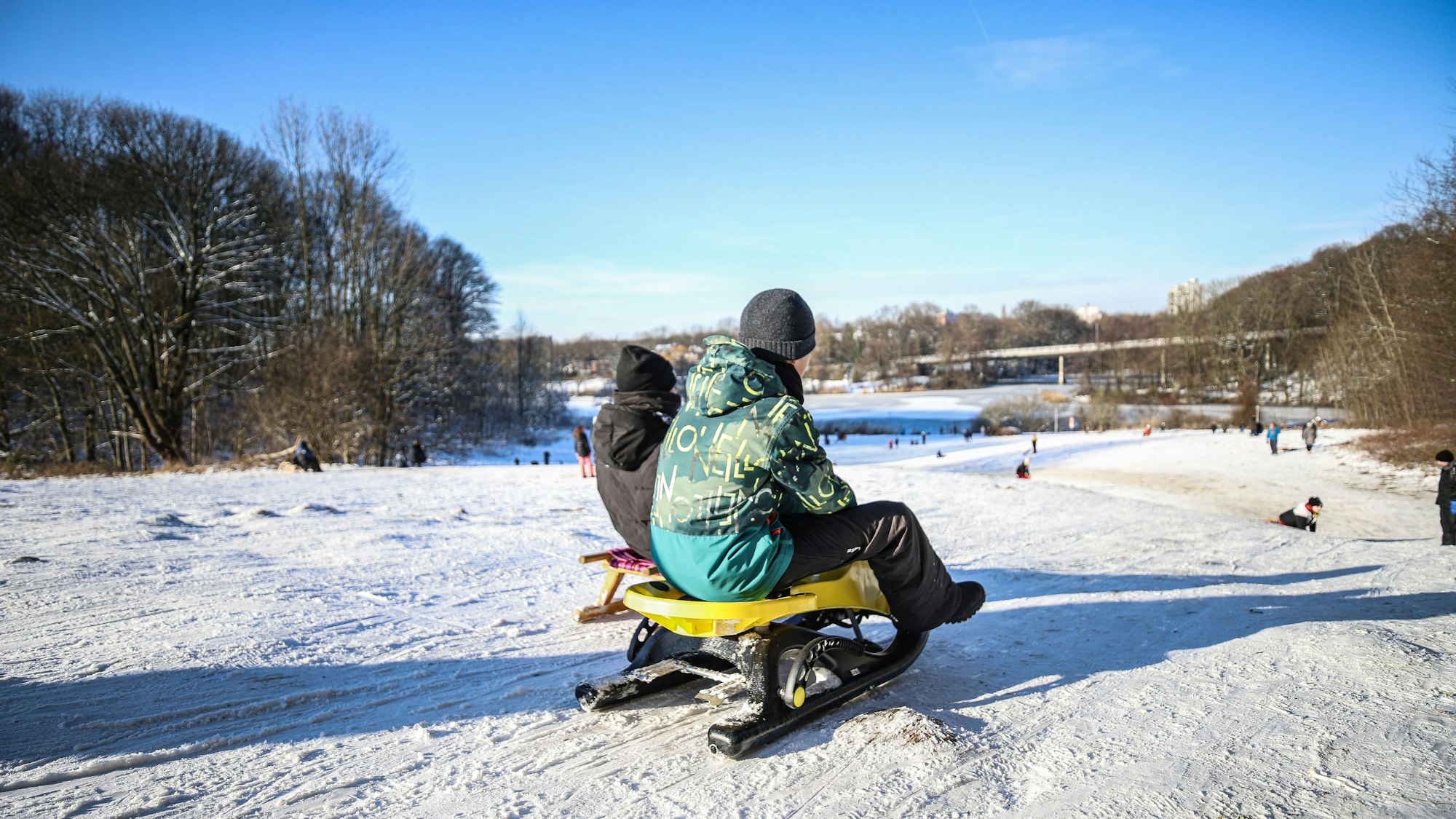 Zwei Jungen auf Schlitten.