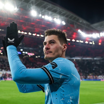 Leverkusens Patrik Schick verabschiedet sich nach dem Spiel von den Fans.