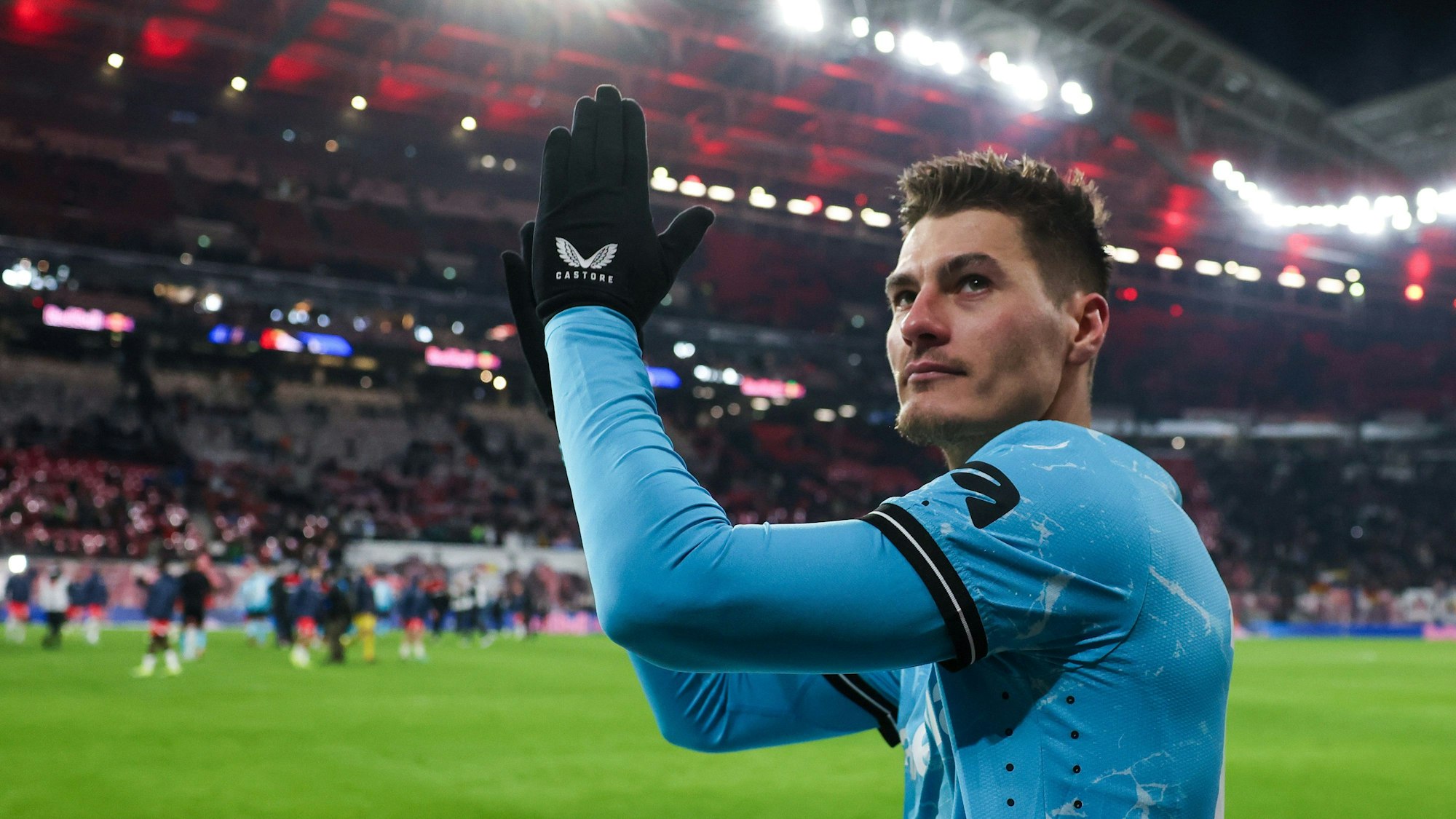 Leverkusens Patrik Schick verabschiedet sich nach dem Spiel von den Fans.
