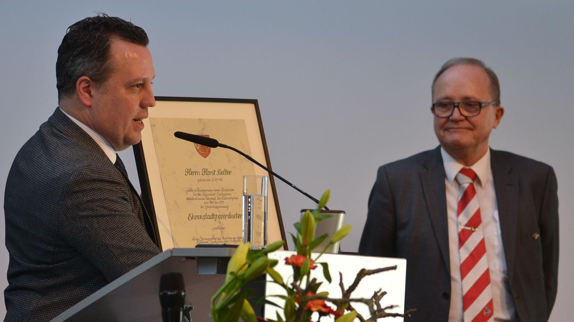 Bürgermeister Sacha Reichelt überreicht die Urkunde an Horst Belter.