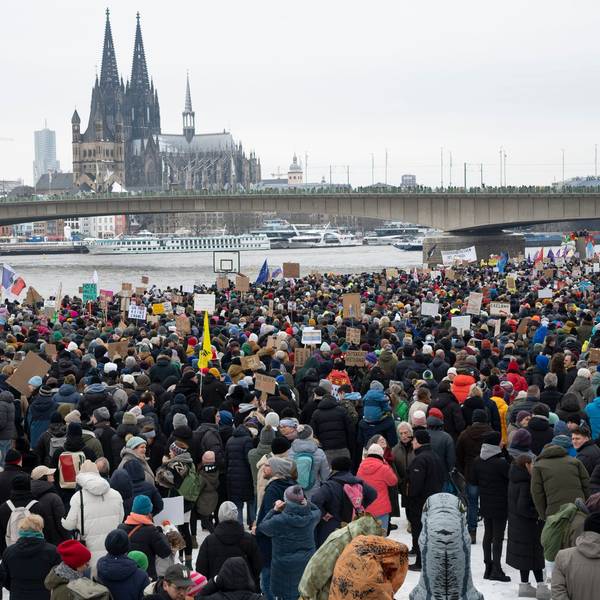 Zehntausende Menschen auf der Deutzer Werft versammelt.