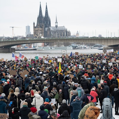 Zehntausende Menschen auf der Deutzer Werft versammelt.