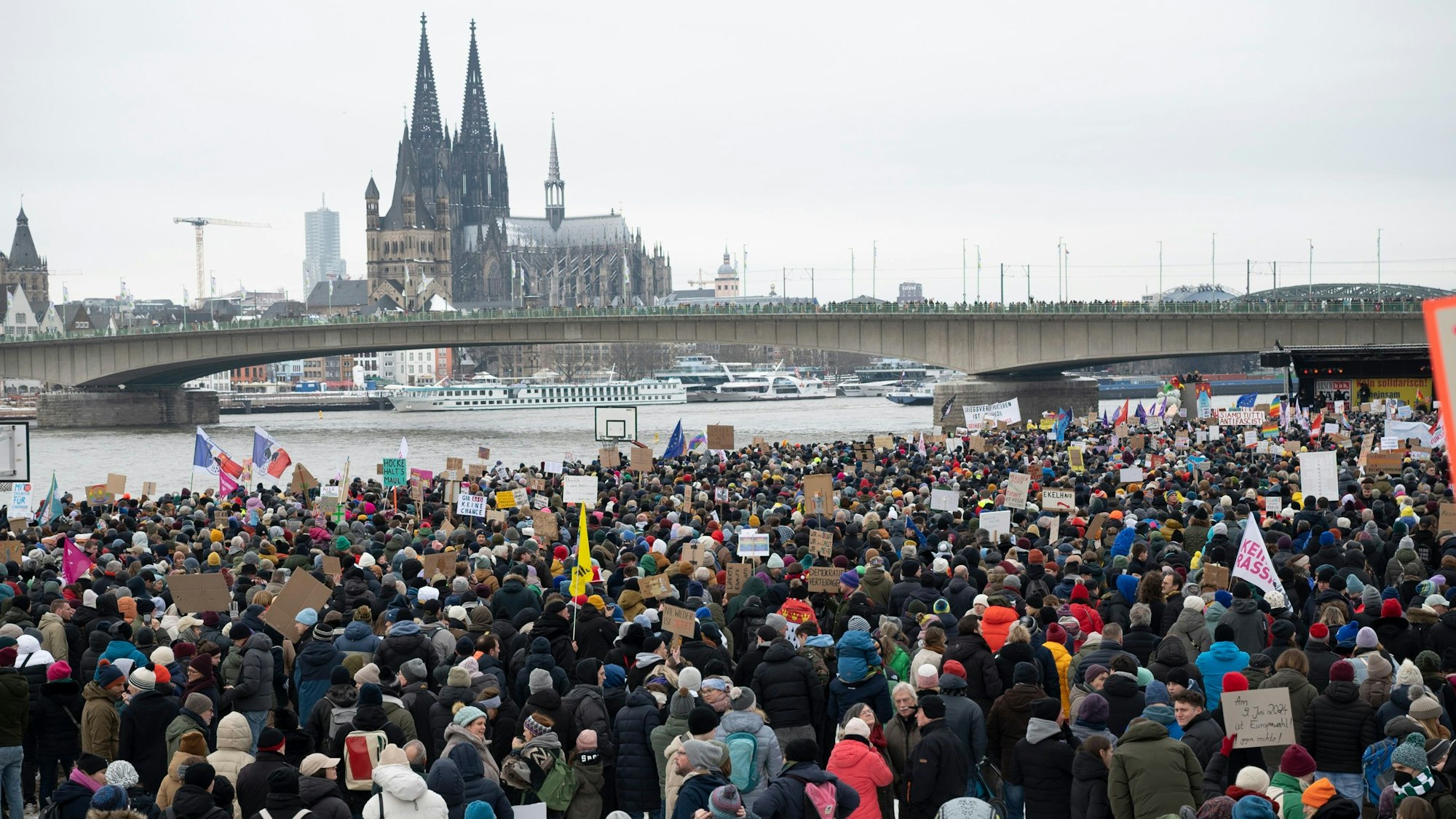 Zehntausende Demonstrantinnen und Demonstranten auf der Deutzer Werft