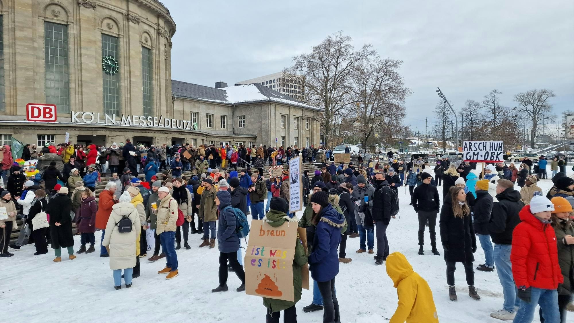 Demonstrierende treffen sich am Deutzer Bahnhof.