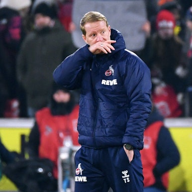 Timo Schultz muss den Mangel des Kölner Kaders verwalten; am Samstag gab es ein 0:4 gegen Borussia Dortmund.