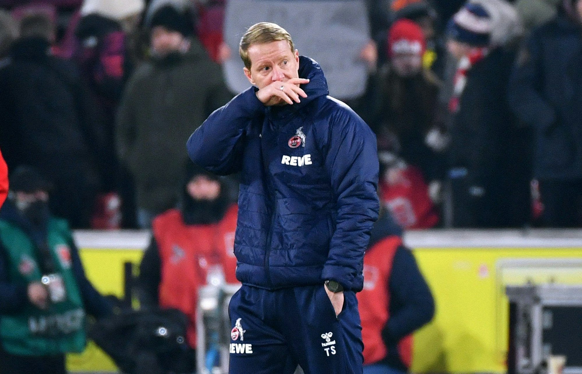 Timo Schultz muss den Mangel des Kölner Kaders verwalten; am Samstag gab es ein 0:4 gegen Borussia Dortmund.