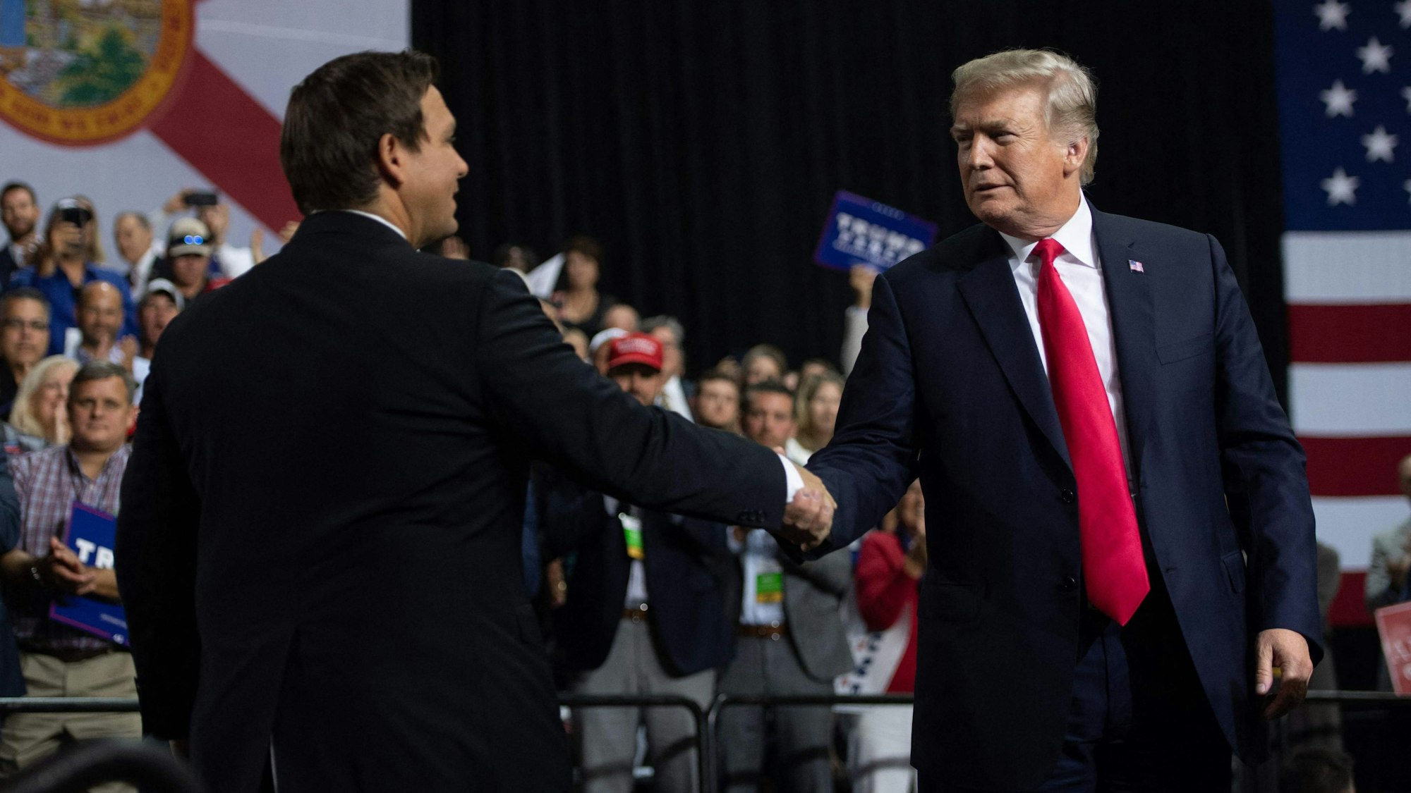 Ron DeSantis bei einem Handschlag mit Donald Trump (r.). Der Republikaner aus Florida ist nun aus dem Rennen um die Kandidatur zur Präsidentschaft ausgestiegen. (Archivbild)