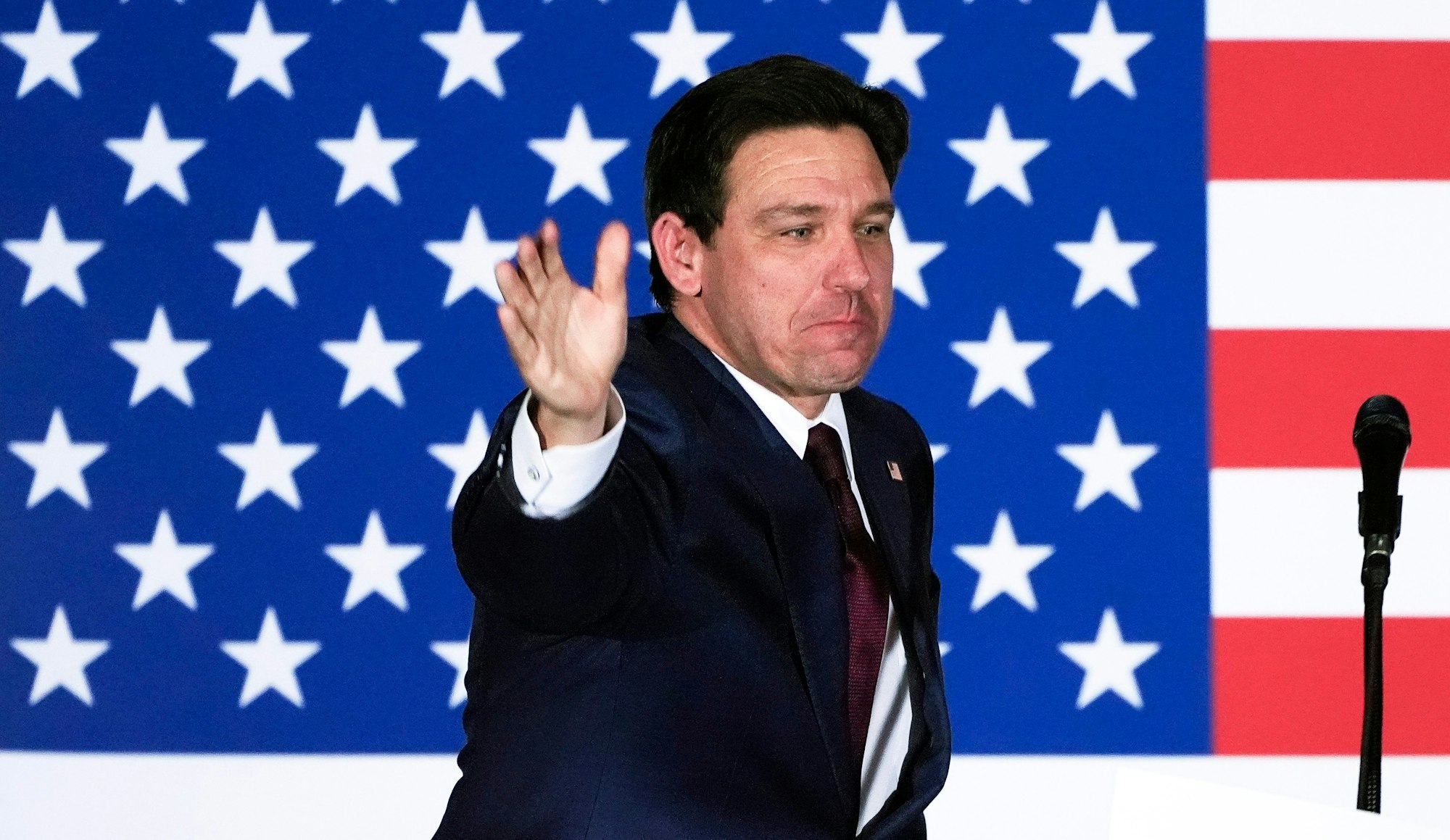 Es ist Ron DeSantis, Gouverneur von Florida und republikanischer Präsidentschaftskandidat, zu sehen.