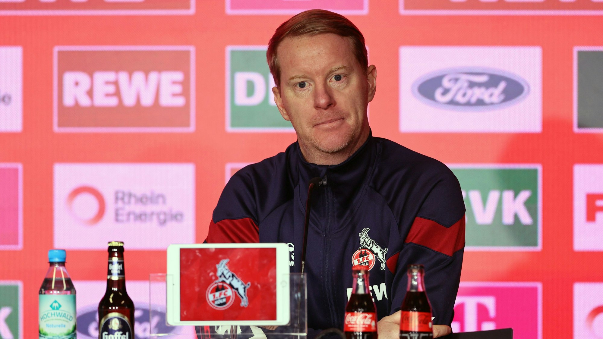 Timo Schultz bemüht sich nach dem 0:4 gegen Dortmund um die richtigen Worte.