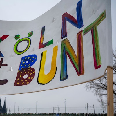 Ein Schild bei der Großdemo von 70.000 Kölnerinnen und Kölner an der Deutzer Werft am 21. Januar 2024 mit dem Schriftzug: „Köln ist bunt“
