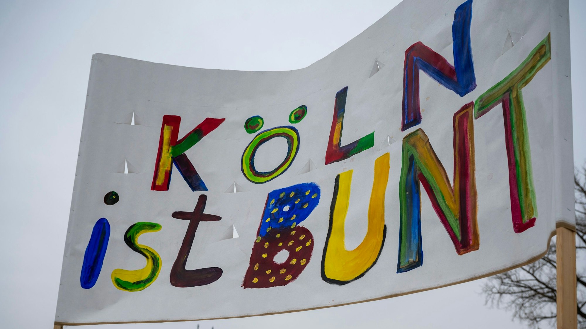 Ein Demoschild mit der Aufschrift „Köln ist bunt“.