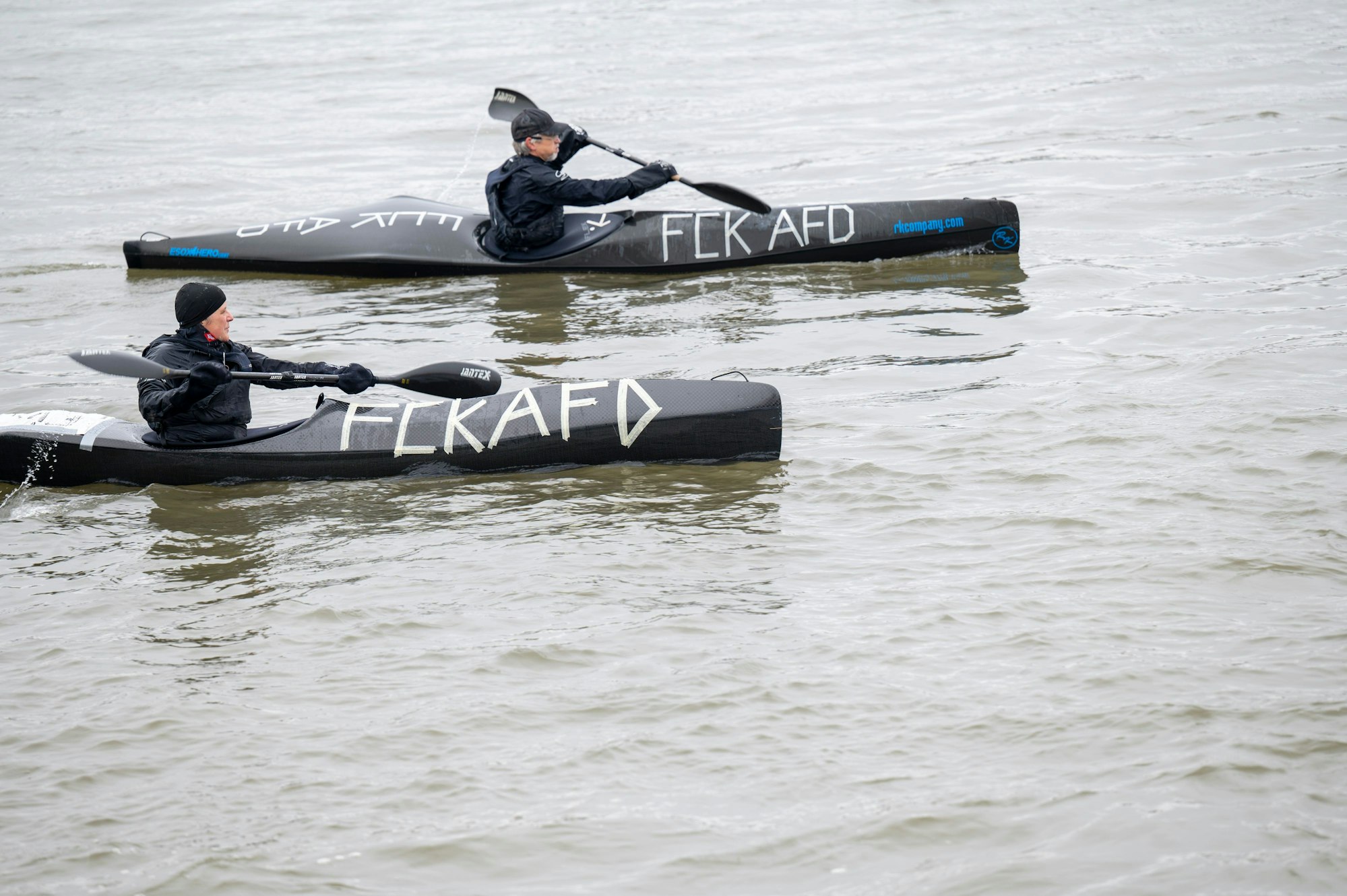 Schwarze Kanus mit der Aufschrift „FCKAFD“ auf dem Rhein.