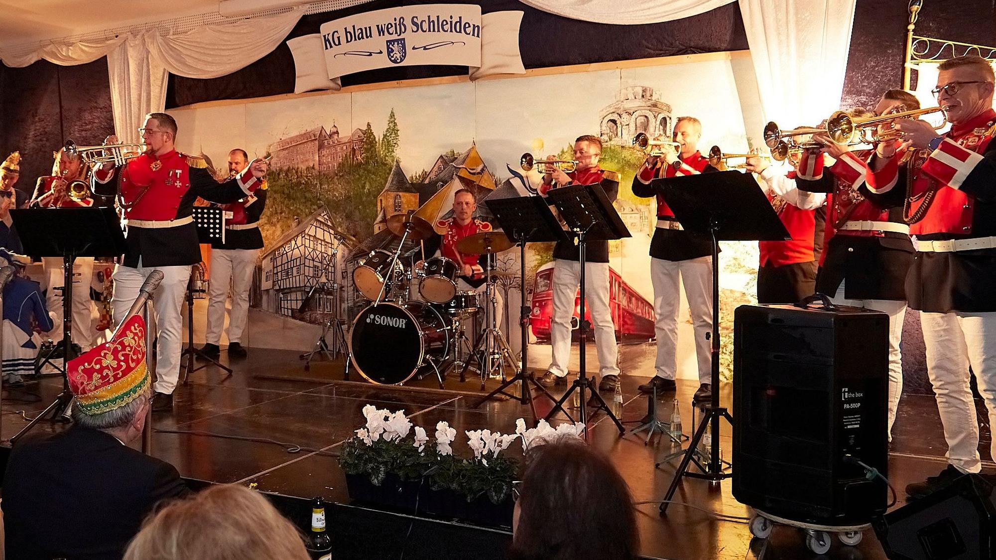 Das Foto zeigt die Musiker der Garde auf der Bühne bei ihrem Vortrag.