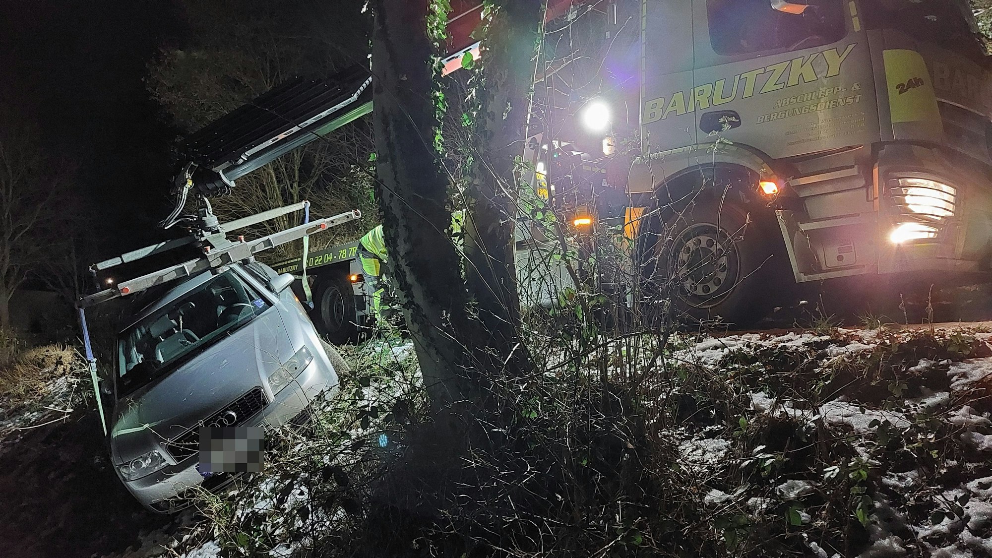 Zwei Täter haben am frühen Montagmorgen die Tankstelle unweit der Burg Sülz überfallen. Anschließend rutschten sie bei der Flucht auf einer eisglatten Straße weg.