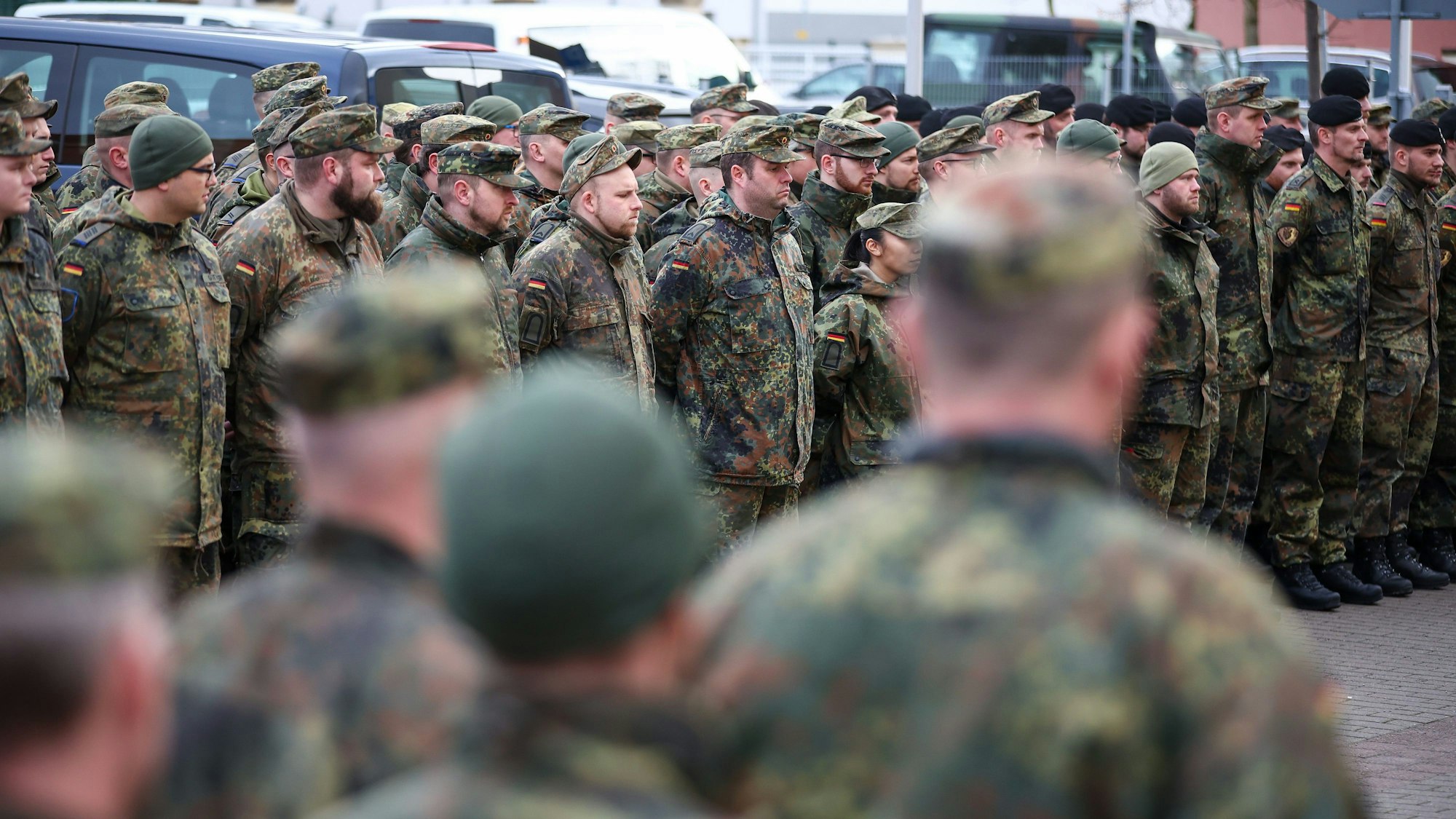 Soldaten der Bundeswehr treten vor ihrem Einsatz zu einer Einweisung an.