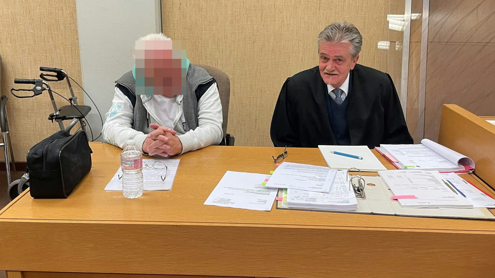 Der angeklagte Opel-Fahrer mit seinem Verteidiger beim Prozess im Amtsgericht.