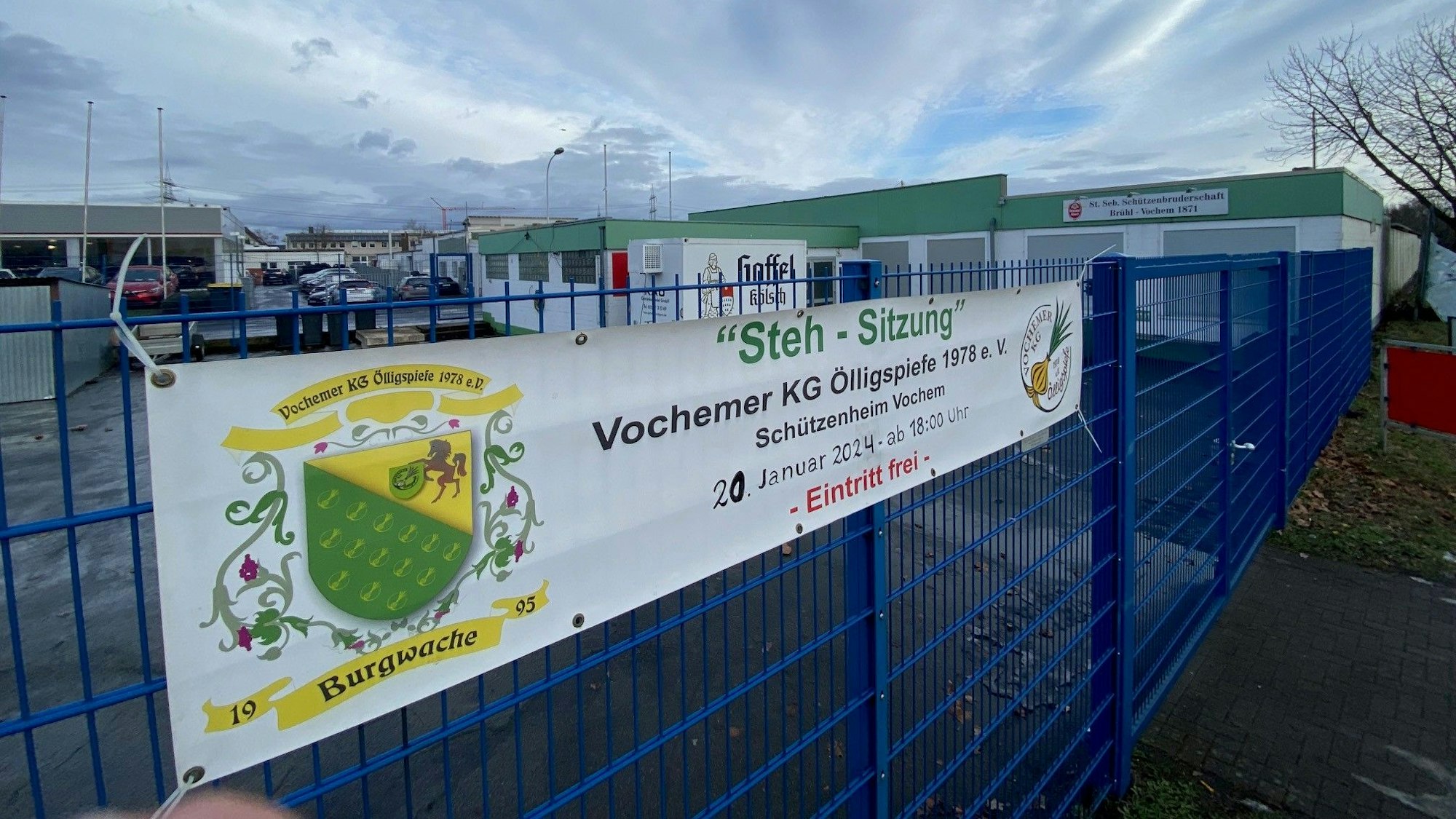 Auf dem Bild ist das Ankündigungsplakat der Sitzung an einem Zaun zu sehen.