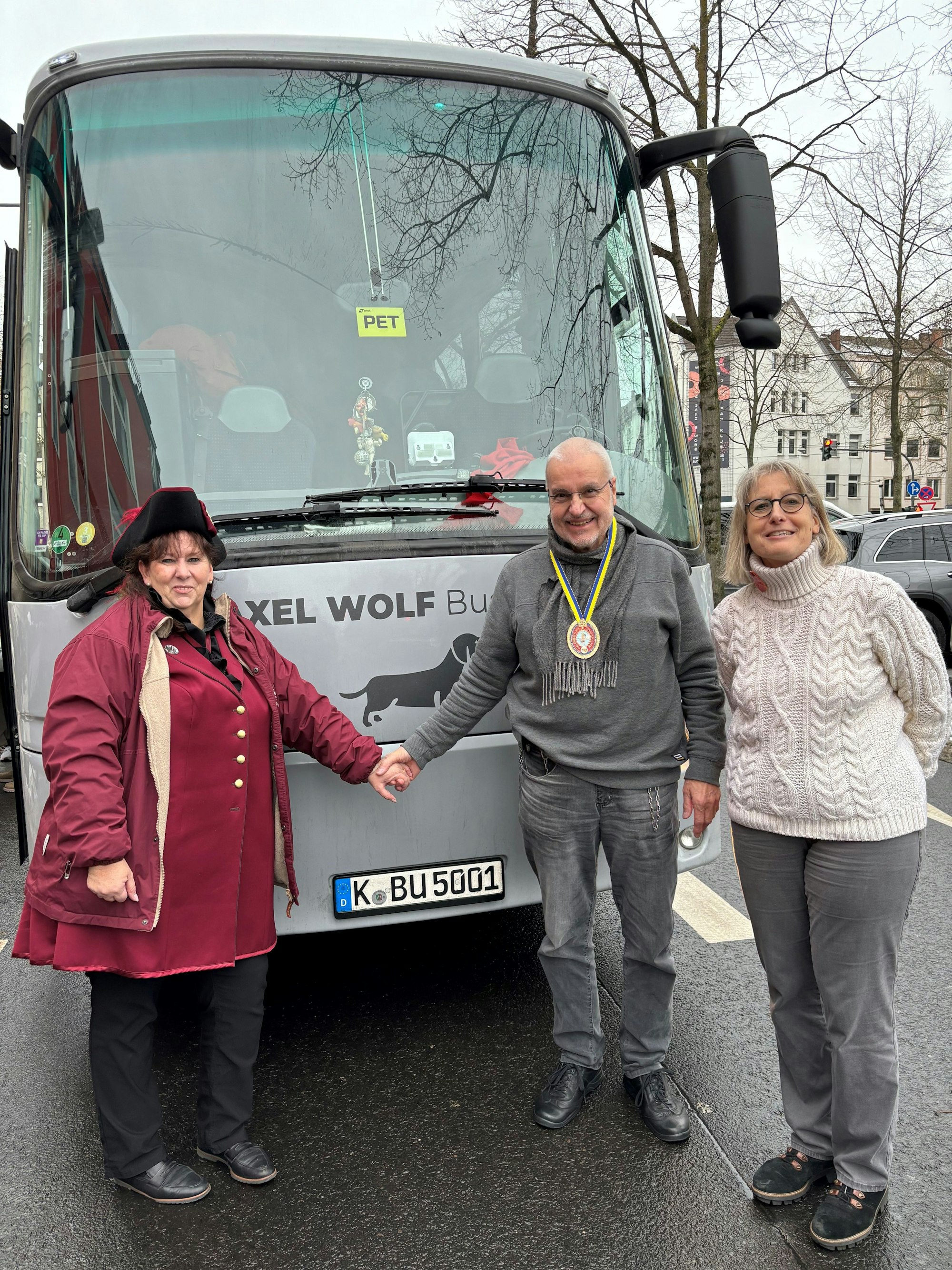 Franz-Heiner Schwirten (Mitte) ist Priester und leidenschaftlicher Busfahrer. Gemeinsam mit seiner Mitstreiterin Eva Salvato (rechts) begleitet er das Tanzcorps der Großen Allgemeinen KG mit ihrer ersten Vorsitzenden Angi Meis (links) zu ihren Auftritten.